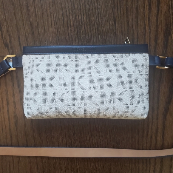 Michael Kors Logo Belt bag New with tags - Picture 1 of 4